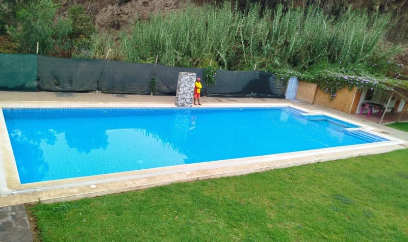 Piscina y Servicios